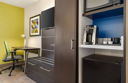 Queens Hotel | Comfortable Stay at Holiday Inn Express Jamaica, NYC
