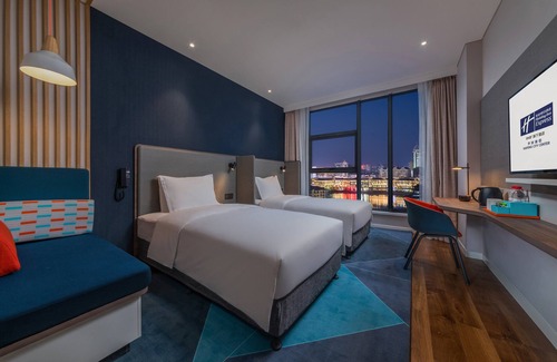 Gulou District Hotel | Top-Rated Holiday Inn Express Kaifeng City Center Awaits
