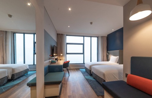 Gulou District Hotel | Top-Rated Holiday Inn Express Kaifeng City Center Awaits