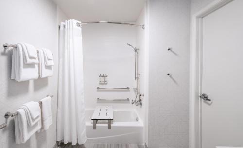 Lincoln Acres Hotel | Discover Holiday Inn Express La Mesa Near SDSU with Pool