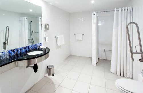 Paco De Arcos Hotel | Discover Holiday Inn Express Lisbon-Oeiras: Family Friendly Stay