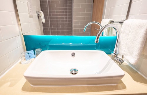 Heathrow Villages Hotel | Explore Holiday Inn Express London Heathrow T4 with Spa & Dining