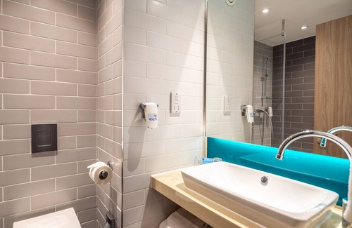 Heathrow Villages Hotel | Explore Holiday Inn Express London Heathrow T4 with Spa & Dining
