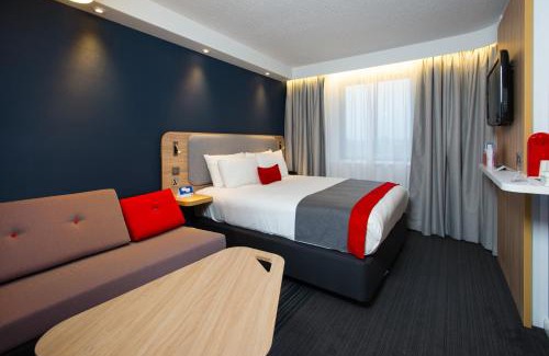 Luton Hotel | Convenient Stay at Holiday Inn Express London Luton Airport