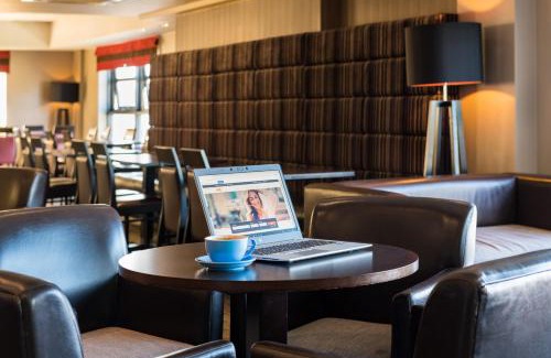 Luton Hotel | Convenient Stay at Holiday Inn Express London Luton Airport