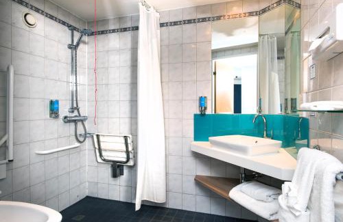 Luton Hotel | Convenient Stay at Holiday Inn Express London Luton Airport