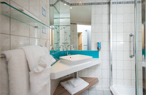 Luton Hotel | Convenient Holiday Inn Express Near Luton Airport