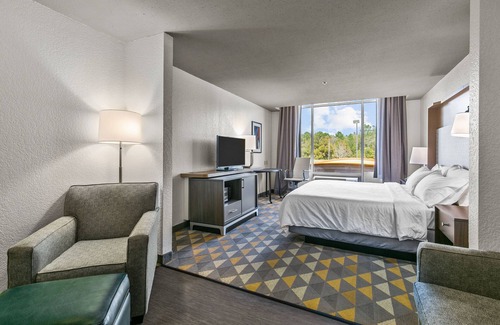 Lucedale Hotel | Comfortable Stay at Holiday Inn Express Lucedale - Top Amenities