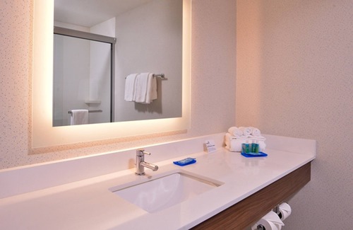Madera Hotel | Discover Holiday Inn Express Madera - Ideal for Yosemite Adventures