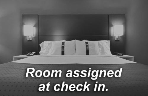 McComb Hotel | Discover Holiday Inn Express McComb: Pool & Breakfast Included