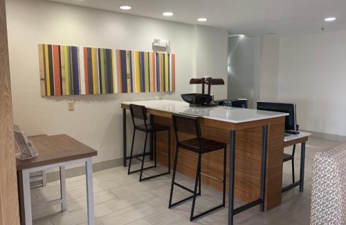 McComb Hotel | Discover Holiday Inn Express McComb: Pool & Breakfast Included