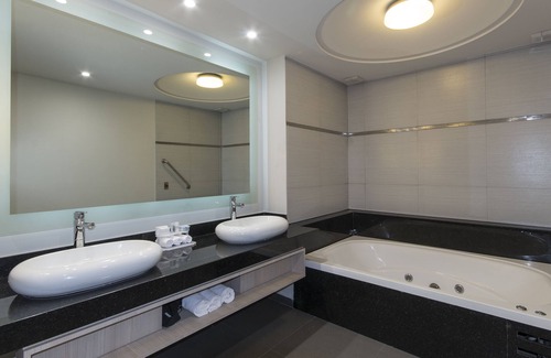 Naucalpan Hotel | Top-Rated Holiday Inn Express Mexico - Toreo with Spa & Dining