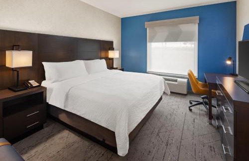 Quad Cities Hotel | Ideal Holiday Inn Express Moline with Pool & Hot Tub