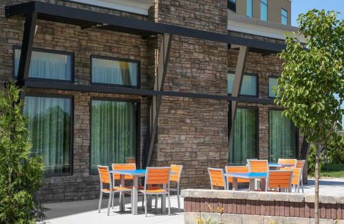 Quad Cities Hotel | Ideal Holiday Inn Express Moline with Pool & Hot Tub