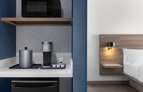 Saint-Laurent Hotel | Holiday Inn Express Montreal Airport - St-Laurent by IHG