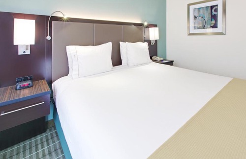 Monticello Hotel | Cozy Holiday Inn Express Monticello with Ocean View Pool