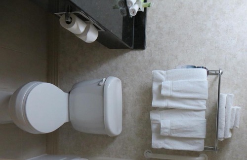 Monticello Hotel | Cozy Holiday Inn Express Monticello with Ocean View Pool