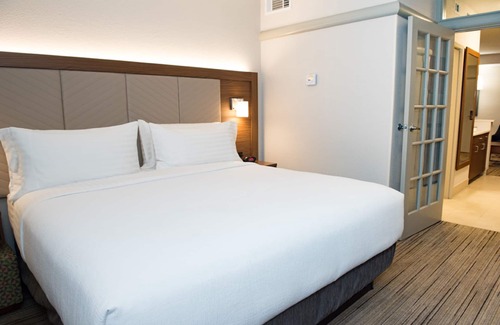 Kreole Hotel | Discover Holiday Inn Express Moss Point with Pool & Spa