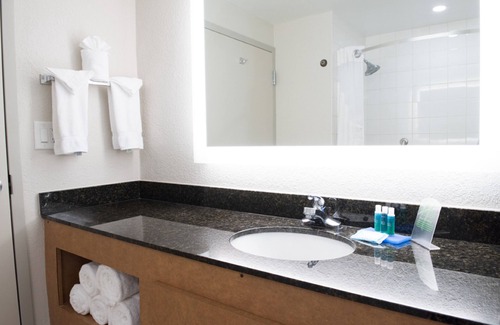 Kreole Hotel | Discover Holiday Inn Express Moss Point with Pool & Spa