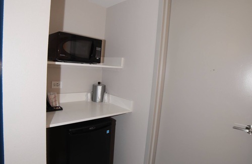 Naperville Hotel | Comfortable Stays at Holiday Inn Express Naperville
