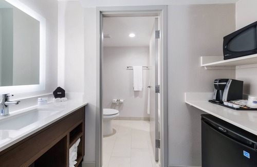 Naperville Hotel | Comfortable Stays at Holiday Inn Express Naperville