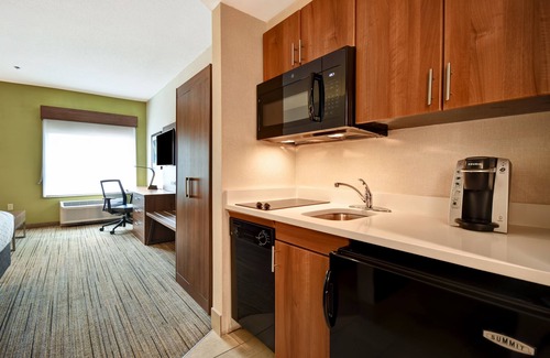 Middletown Hotel | Discover Holiday Inn Express Newport North - Family Friendly Stay