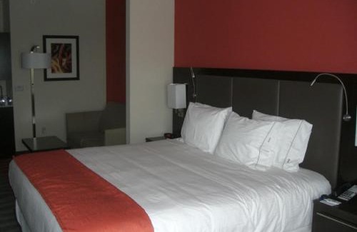 Maize Hotel | Pet-Friendly Getaway at Holiday Inn Express Northwest Maize