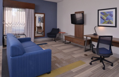 Olean Hotel | Comfortable Holiday Inn Express Olean with Pool & Breakfast