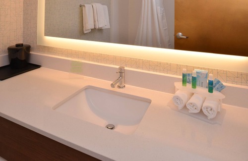 Olean Hotel | Comfortable Holiday Inn Express Olean with Pool & Breakfast