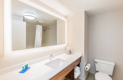 Orange Beach Hotel | Relax at Holiday Inn Express Orange Beach with Pool & Spa