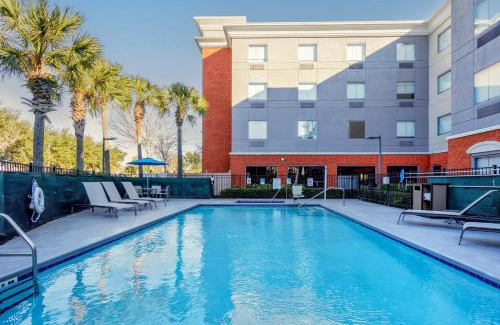 Fairvilla Hotel | Discover Holiday Inn Express Orlando-Ocoee East with Pool & Hot Tub