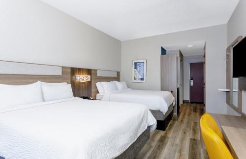Fairvilla Hotel | Discover Holiday Inn Express Orlando-Ocoee East with Pool & Hot Tub