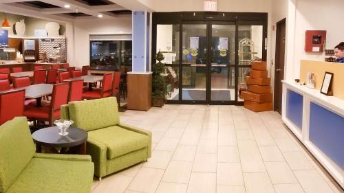 Osage Beach Hotel | Relax at Holiday Inn Express Osage Beach - Family-Friendly Fun