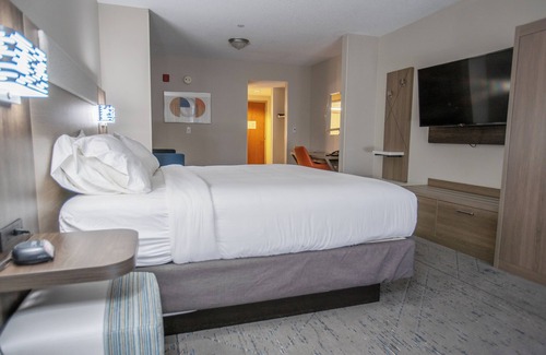 Pembroke Hotel | Discover Holiday Inn Express Pembroke: Family-Friendly Stays