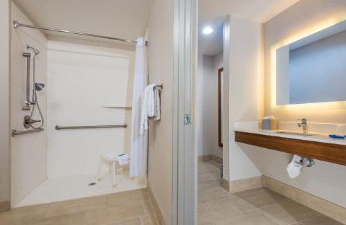 Peoria Hotel | Discover Holiday Inn Express Peoria North with Ocean Views