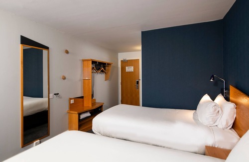 Perth Hotel | Discover Holiday Inn Express Perth: Top-Rated Comfort Await