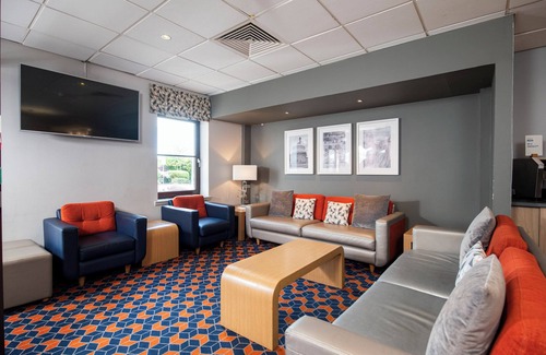 Perth Hotel | Discover Holiday Inn Express Perth: Top-Rated Comfort Await