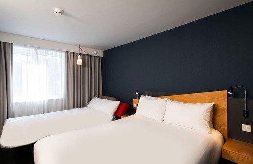 Perth Hotel | Discover Holiday Inn Express Perth: Top-Rated Comfort Await