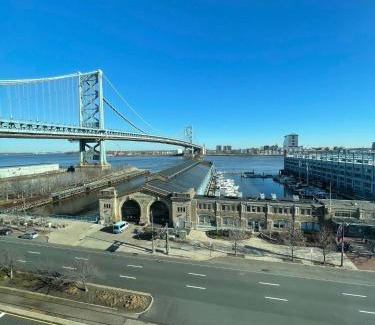 Old City Hotel | Convenient Holiday Inn Express at Penn's Landing with Breakfast