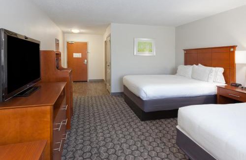 Phenix City Hotel | Cozy Holiday Inn Express Phenix City-Fort Benning Awaits