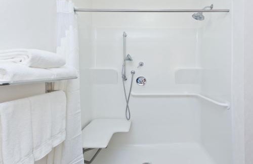 Phenix City Hotel | Cozy Holiday Inn Express Phenix City-Fort Benning Awaits
