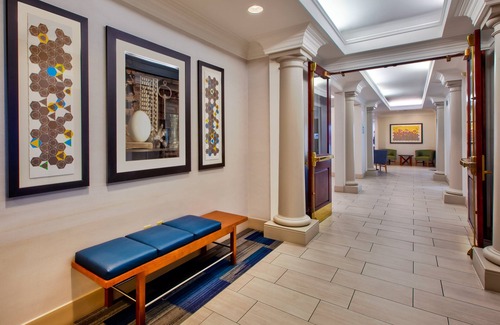 Midtown Village Hotel | Inviting Holiday Inn Express Philadelphia-Midtown with Pool