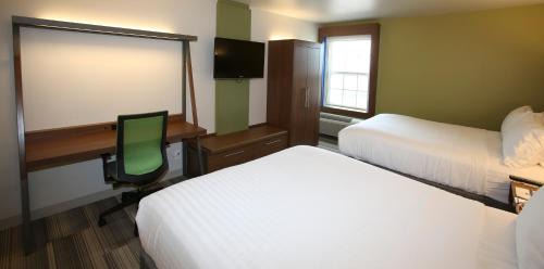 South Mountain Hotel | Relax at Holiday Inn Express Phoenix-Airport with Pool & Hot Tub