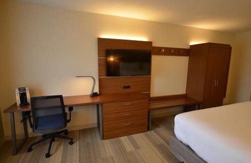 Bridgeville Hotel | Comfortable Stay at Holiday Inn Express Pittsburgh-Bridgeville