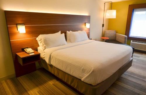 Bridgeville Hotel | Comfortable Stay at Holiday Inn Express Pittsburgh-Bridgeville