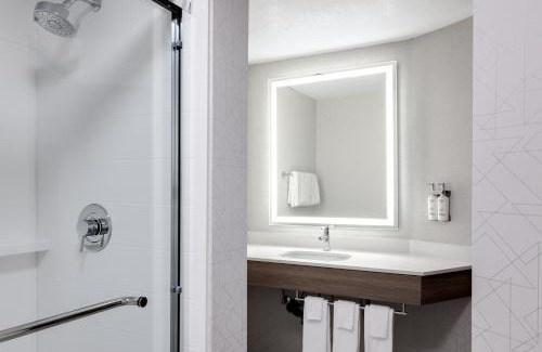 Lake Oswego Hotel | Discover Holiday Inn Express Portland South - Family Friendly Stay