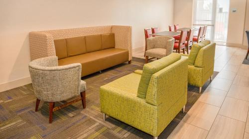 Porterville Hotel | Inviting Holiday Inn Express Porterville with Pool & Hot Tub