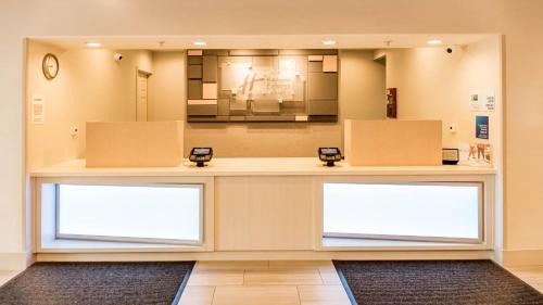 Porterville Hotel | Inviting Holiday Inn Express Porterville with Pool & Hot Tub