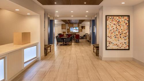 Porterville Hotel | Inviting Holiday Inn Express Porterville with Pool & Hot Tub