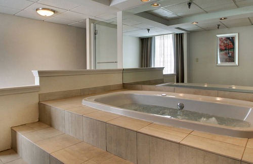 Poughkeepsie Hotel | Discover Holiday Inn Express Poughkeepsie: Eco-Friendly Retreat